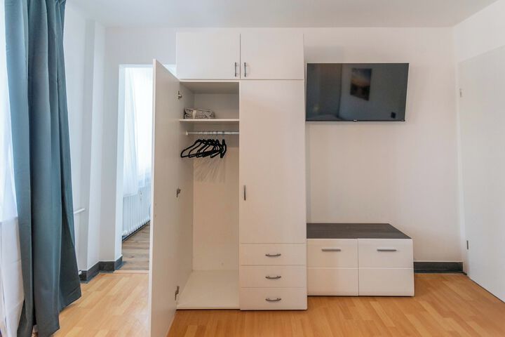 Room 4 of 95