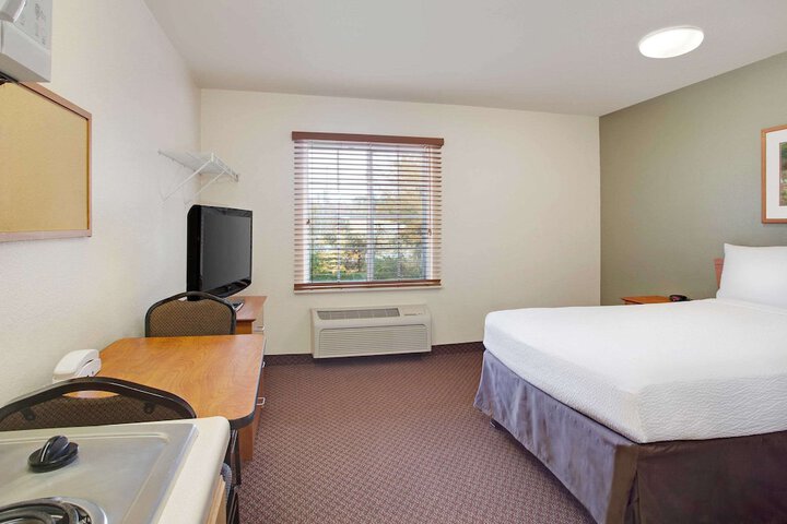 Suite Queen Bed (5 of 10)