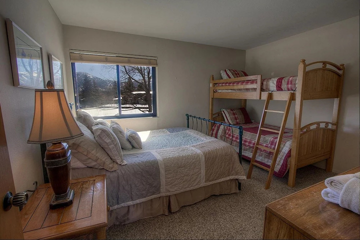 Room 5 of 18