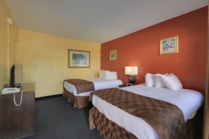 2 Double Beds (7 of 8)