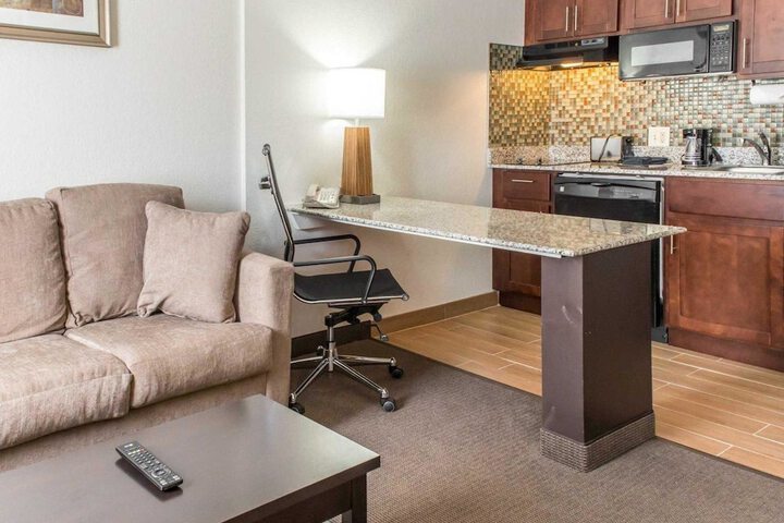 1 Queen Bed Suite (21 of 21)