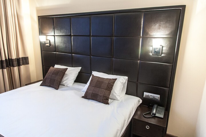 Room 11 of 32