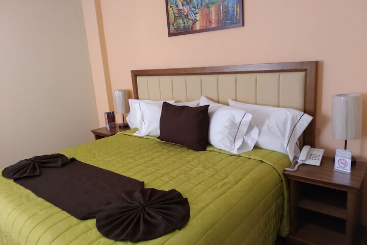 Hotel J & E by Serranillo