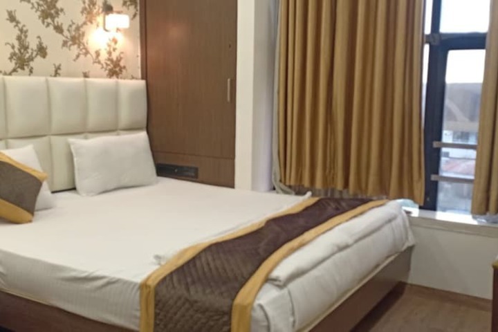 Room 4 of 16