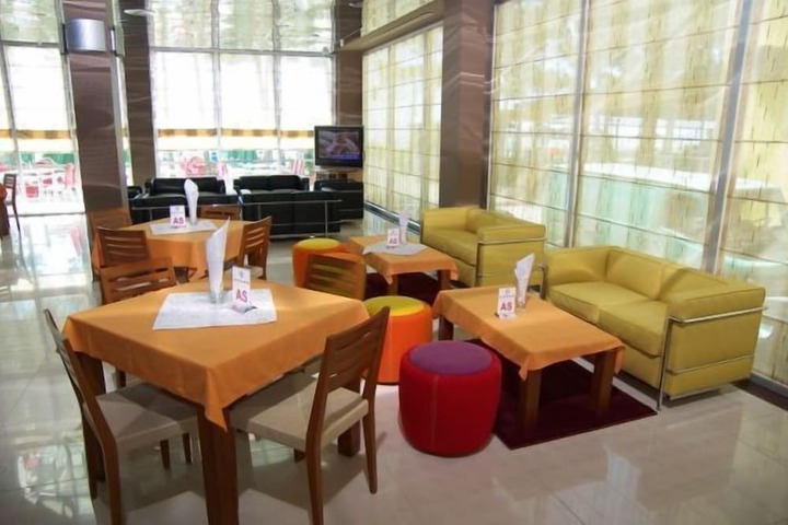 Lounge 22 of 35