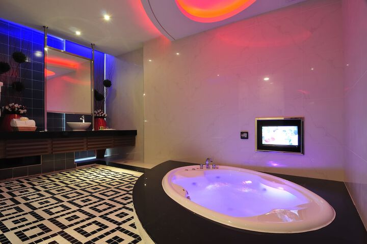 Hot Tub 42 of 50