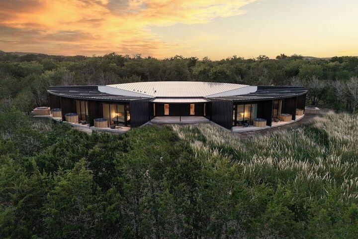 Hotel Exterior 299 of 303