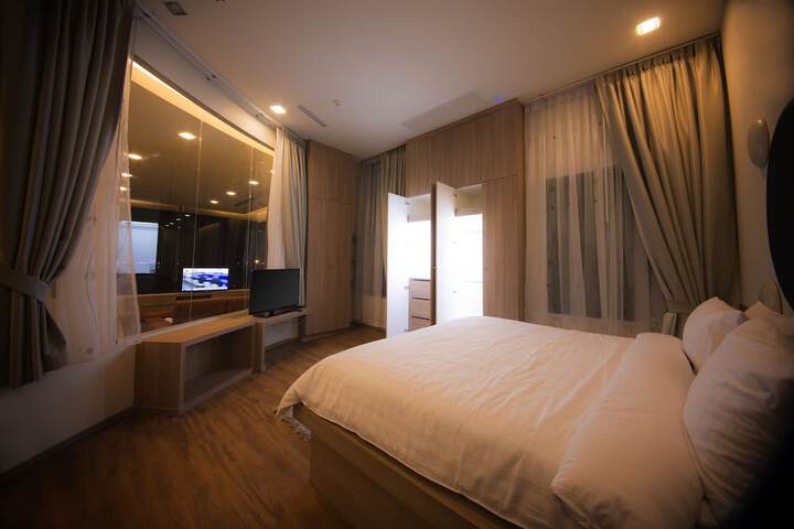 Room 8 of 82