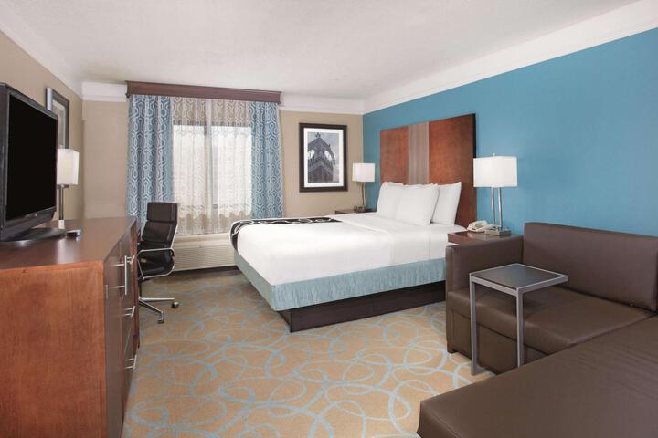 1 King Bed (6 of 8)