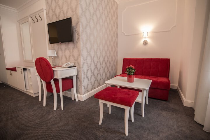 Room 8 of 32