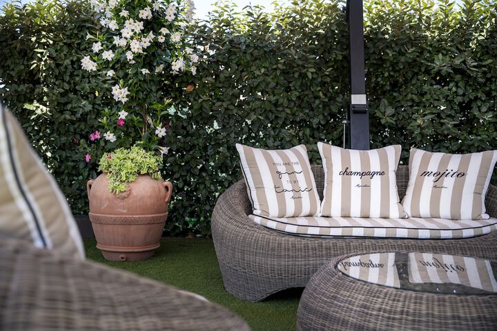Lounge 63 of 82