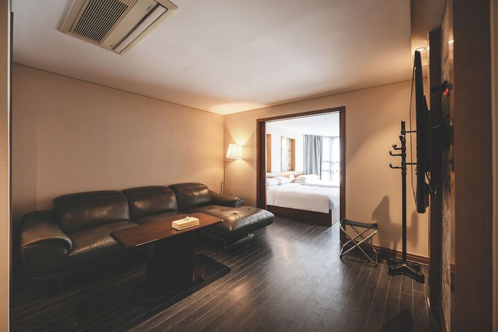 Room 28 of 151