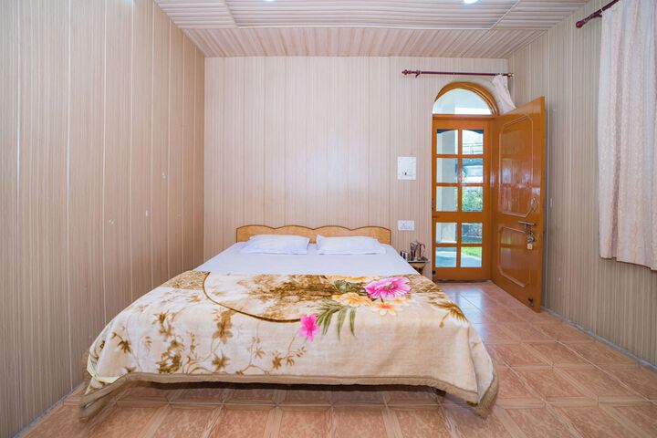 Room 4 of 16
