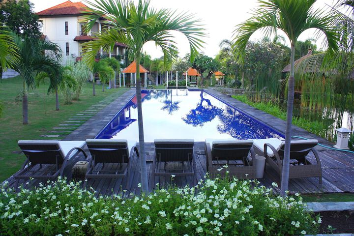 Hotel with Pool