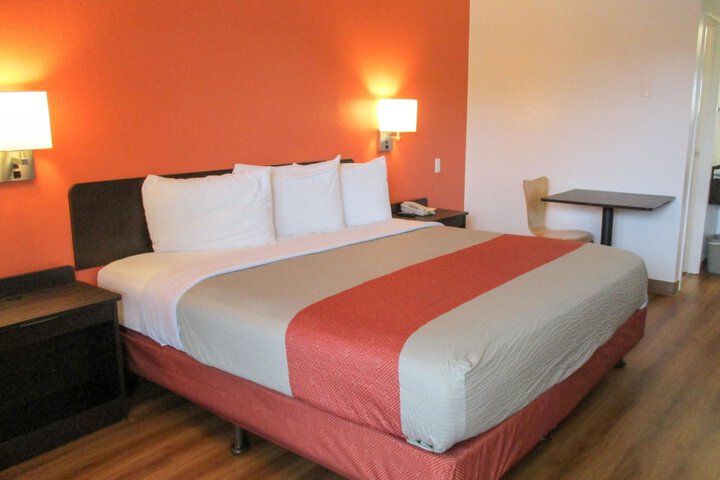 1 King Bed (10 of 15)