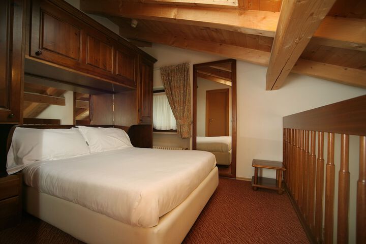 Room 6 of 50