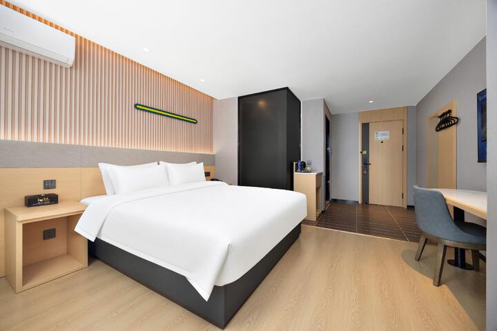 Room 15 of 40