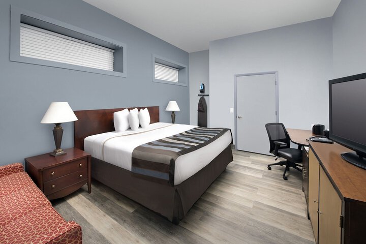 Deluxe King Bed (5 of 5)