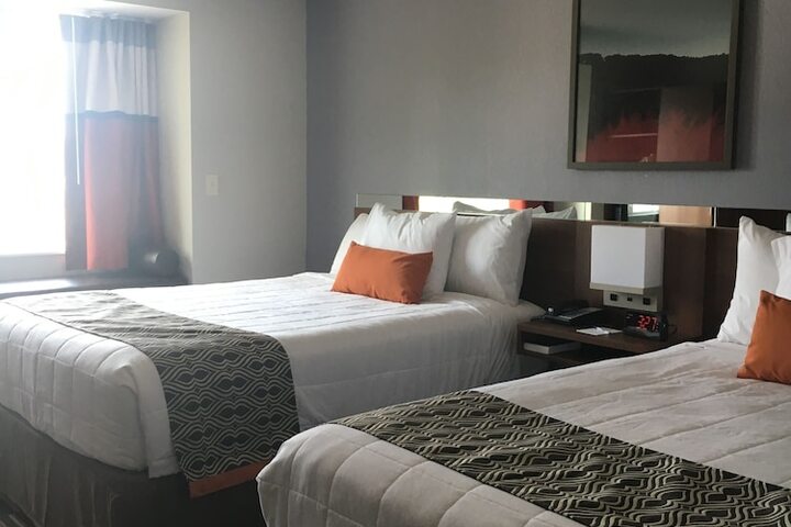 2 Queen Beds (15 of 33)
