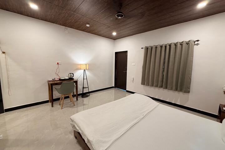 Room 6 of 15