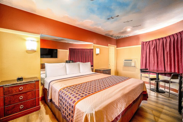 1 King Bed (6 of 7)