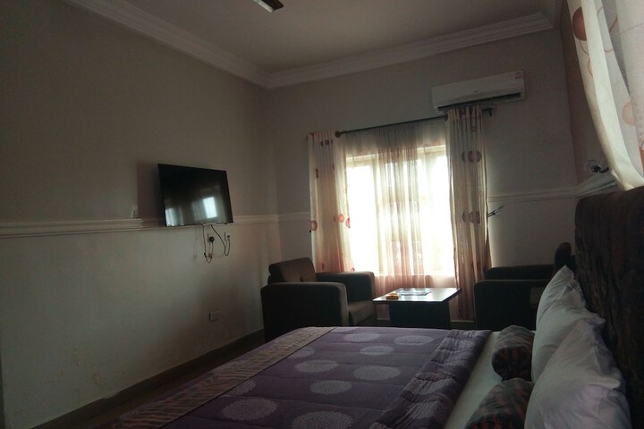 Room 9 of 30