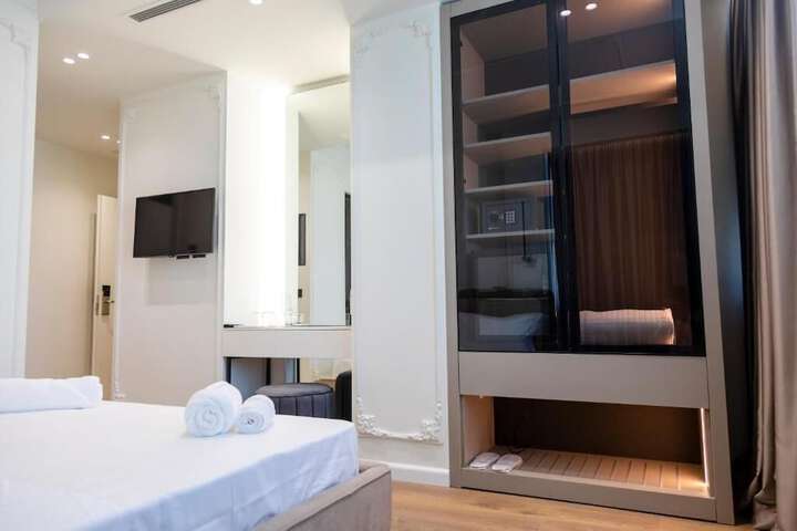 Room 11 of 30