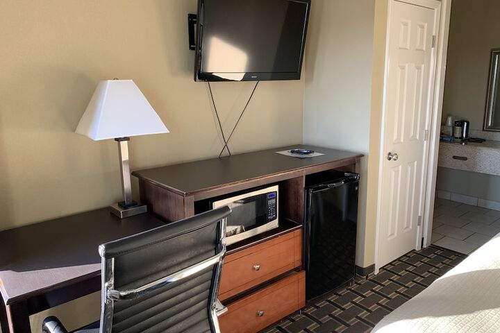 1 Queen Bed (11 of 15)