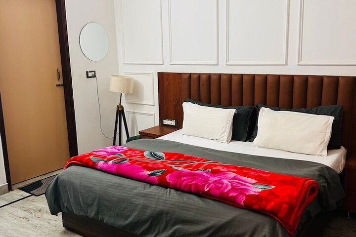 Room 16 of 77