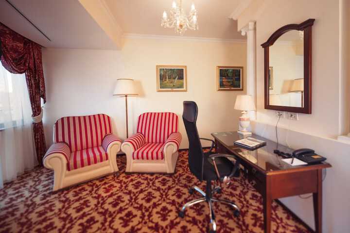 Room 9 of 90