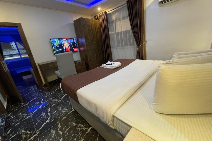 Room 9 of 32