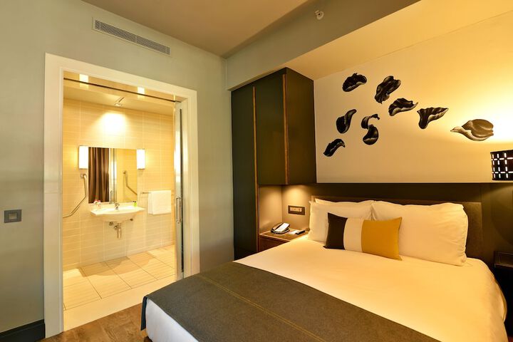 Room 9 of 37