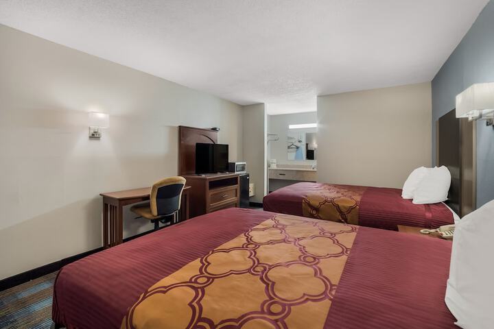 2 Queen Beds (1 of 9)