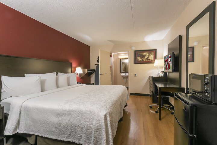 Deluxe King Bed (6 of 24)