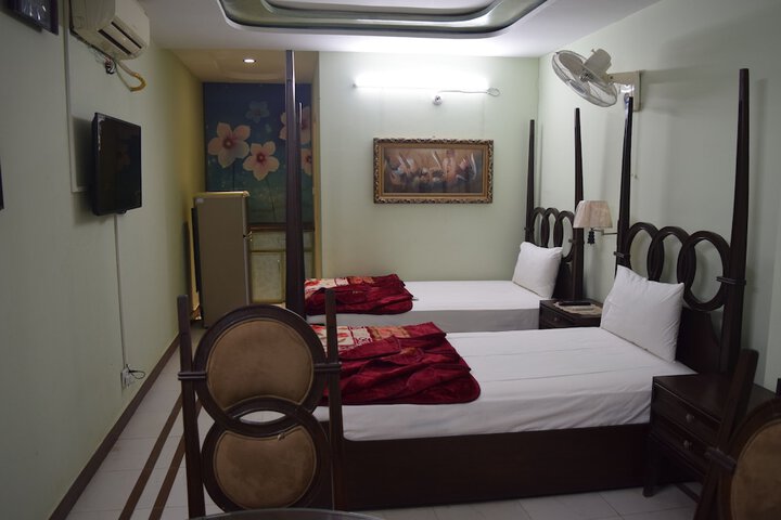 Room 6 of 8