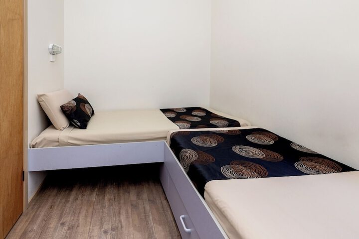 Room 4 of 144