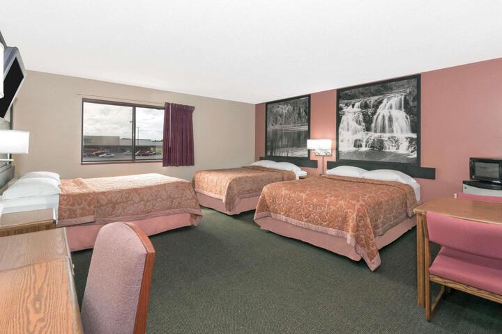 2 Queen Beds (10 of 10)