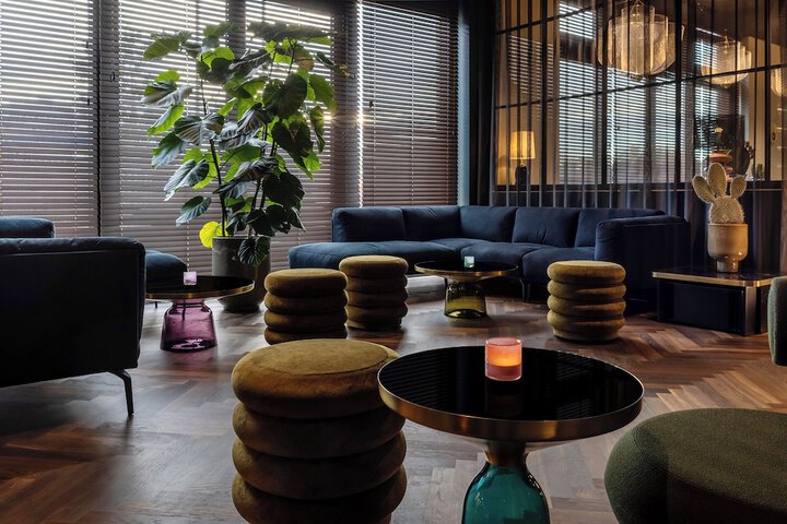 Lounge 40 of 49
