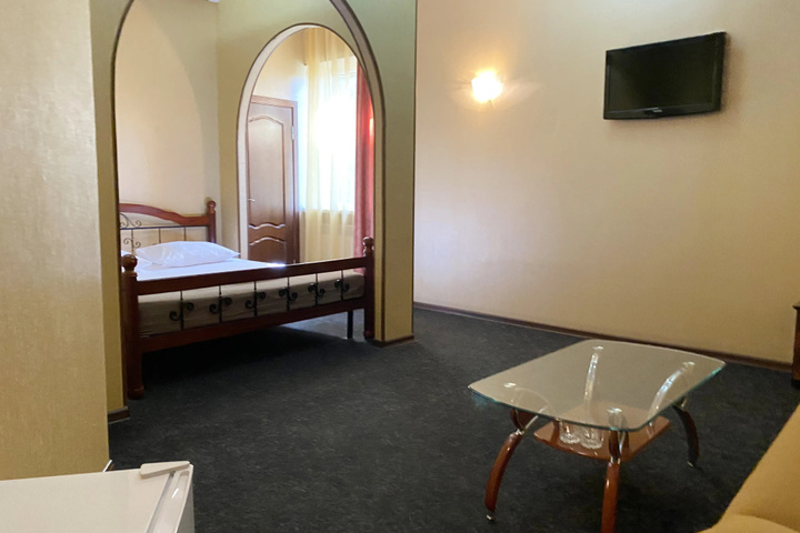 Room 6 of 10