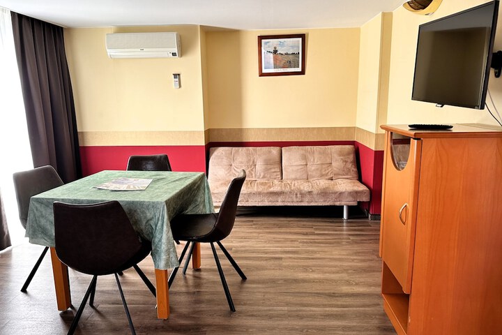 Room 37 of 77