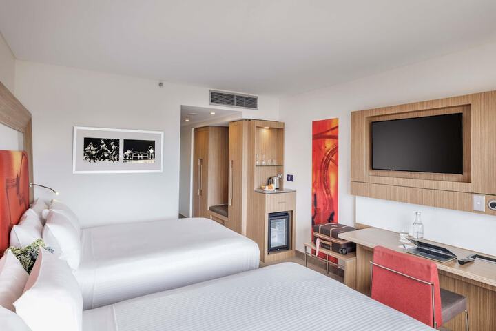 Room 4 of 98