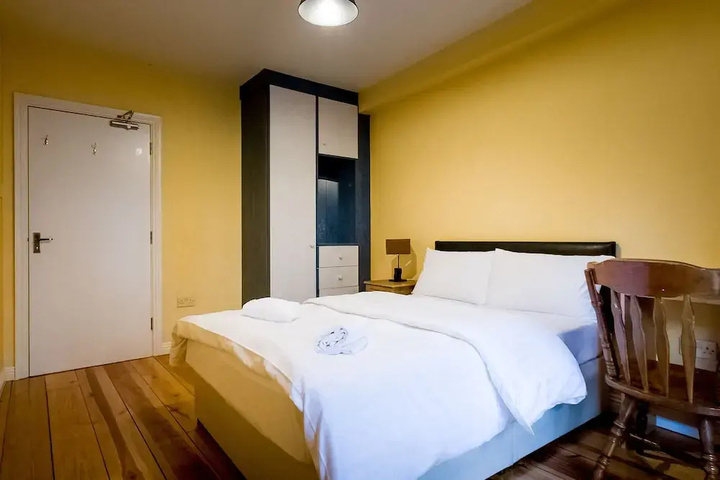 Room 4 of 10