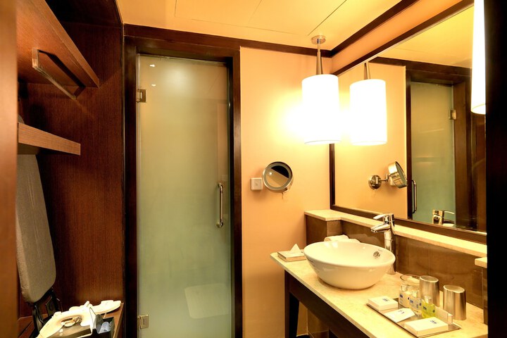 Room 15 of 33