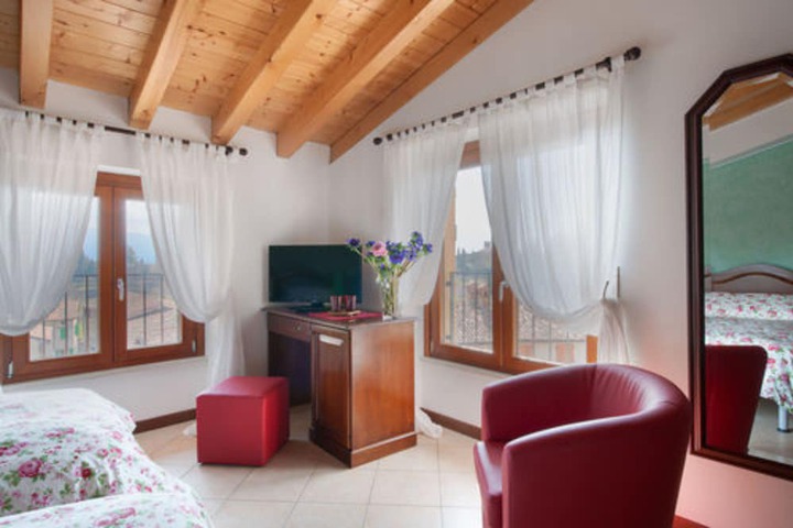 Room 11 of 115