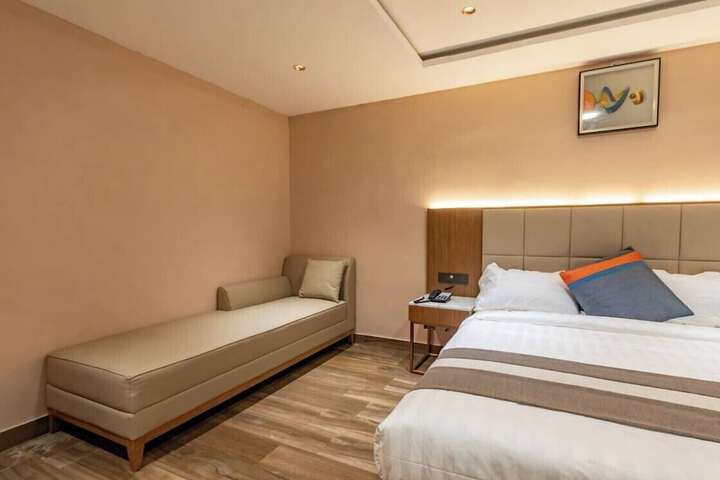 Room 6 of 15