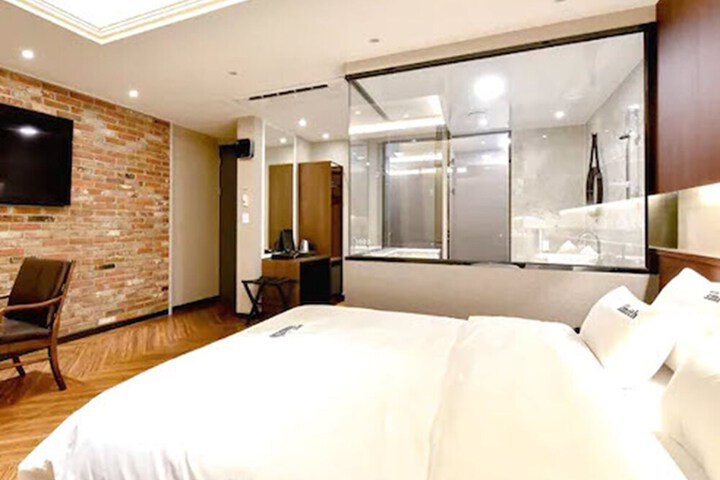 Room 11 of 25