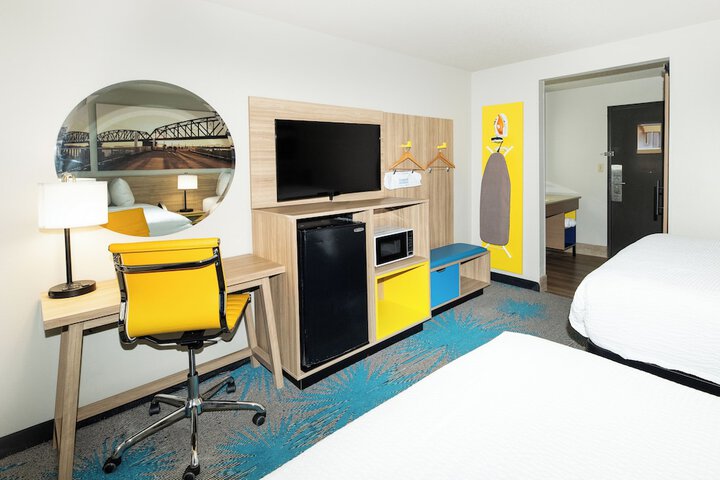 2 Queen Beds (9 of 13)