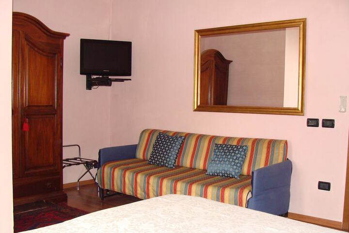 Room 9 of 25