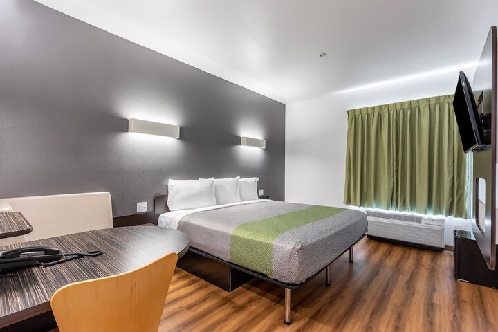 Deluxe King Room (7 of 9)