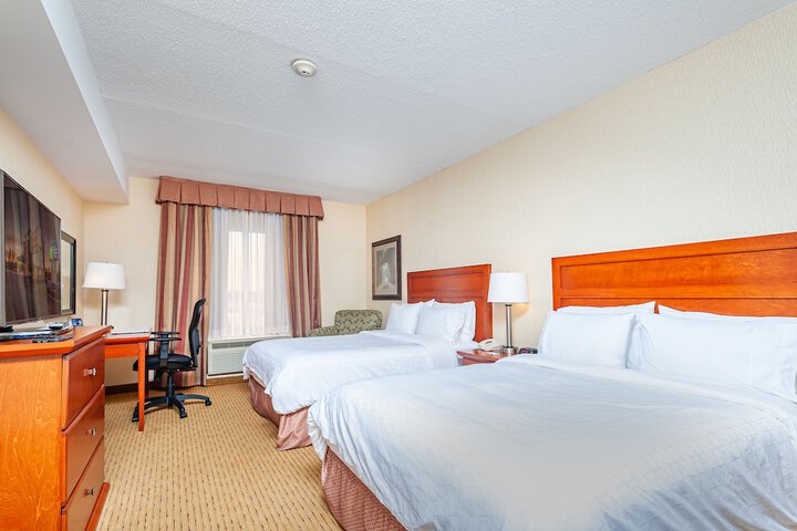 2 Queen Beds (3 of 10)